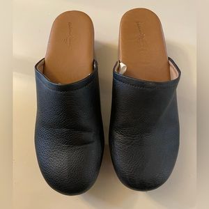 Universal Thread Black Clogs - womens size 8